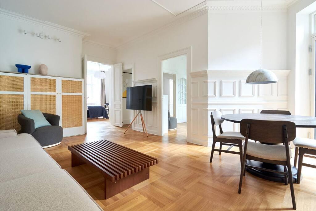 Spacious 3 Bedroom Manor Flat Next To Tivoli Kopenhag Dış mekan fotoğraf